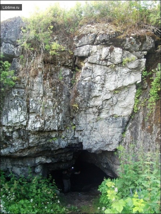 Entrance to the Völsovska cave